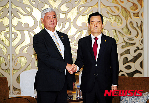 【서울=뉴시스】박주성 기자 = 아시아안보회의 참석한 한민구 국방부 장관이 4일(현지시간) 싱가포르 샹그릴라호텔에서 나카타니 겐 일본 방위상과 회담 전 인사를 나누고 있다. 2016.06.04. (사진=국방부 제공) park7691@newsis.com