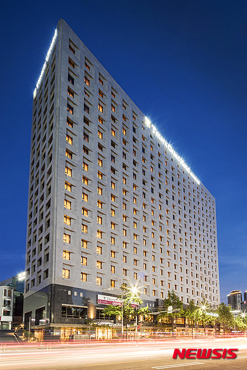 [서울=뉴시스]티마크그랜드호텔 명동 야경.