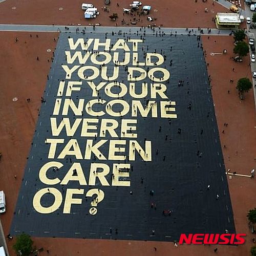 【서울=뉴시스】박상주 기자 = 스위스의 모든 성인들에게 차등없이 기본소득을 지급하는 방안이 국민투표에 부쳐졌으나 압도적인 표차로 부결됐다. BBC방송은 5일(현지시간) 스위스 국민투표 결과 77%가 반대표를 던진 것으로 집계됐다고 보도했다. 이번 스위스 국민투표에 부쳐진 기본소득 도입안은 18세 이상 모든 성인에게 매달 2500스위스프랑(약 300만원), 어린이·청소년에게 650스위스프랑(약 78만원)을 조건없이 나눠주는 방식이다. <출처: BBC방송> 2016.06.05.