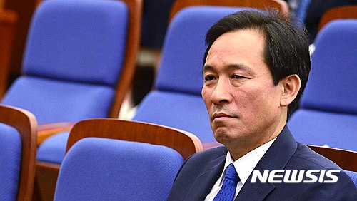 【서울=뉴시스】전신 기자 = 더불어민주당 우상호 원내대표가 7일 서울 여의도 국회에서 열린 의원총회에 김종인 비대위 대표의 모두발언을 듣고 있다. 2016.06.07 photo1006@newsis.com