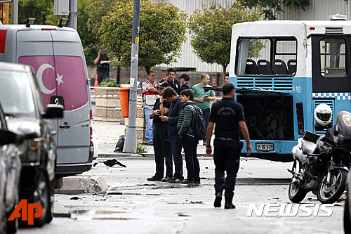 【이스탄불=AP/뉴시스】터키 경찰이 7일(현지시간) 오전 이스탄불 중심가 베야지트 지구에서 발생한 차량 폭탄 테러 현장을 수습하고 있다. 이날 출근길 경찰 셔틀버스를 겨냥한 폭탄 테러가 발생해 경찰관 7명과 민간인 4명 등 모두 11명이 숨지고 36명이 다쳤다. 2016.06.07.