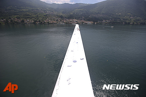 【이세오=AP/뉴시스】이탈리아 이세오 호수가에서 7일(현지시간)몬테 이솔라섬으로 이어진 약 3000m 길이의 '떠있는 부두'가 설치돼있다. 이 작품은 세계적인 '대지미술가' 크리스토의 최신작이다. 2016.06.08&nbsp;&nbsp;&nbsp; 
