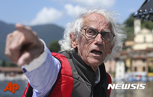 【이세오=AP/뉴시스】불가리아 태생의 미국 대지미술가 크리스토가 7일(현지시간) 이탈리아의 이세오 호수변에서 섬으로 이어진 물위를 걷는 길 '떠 있는 부두'를 설명하고 있다. 설명하고 있다. 이 길은 20만개의 물에 뜨는 입방체를 연결해 노란 옷을 입힌 뒤 18일부터 16일동안 일반에 공개된다. 2016.06.08