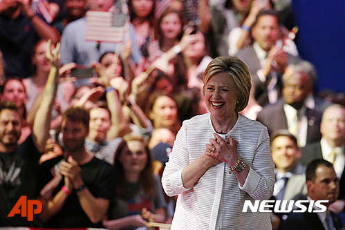 【 뉴욕=AP/뉴시스】미국 민주당 대선 후보로 사실상 확정된 힐러리 클린턴이 7일(현지시간) 뉴욕에서 청중들의 환호에 감사하는 제스처를 취하고 있다. 미국 주요 정당 역사상 여성 대선 후보는 클린턴이 최초이다. 2016.06.08 