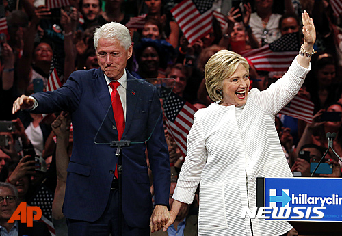 【뉴욕=AP/뉴시스】미국 주요 정당 역사상 최초의 여성 대선후보가 된 힐러리 클린턴과 빌 클린턴 전 대통령 부부가 7일(현지시간) 뉴욕에서 지지자들의 환호에 답하고 있다. 2016.06.08 