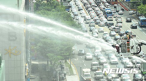 【대전=뉴시스】함형서 기자 = 8일 오후 대전 서구 둔산동 갤러리 웨딩홀 NJ 타워 공사현장에서 화재가 발생해 소방대원들이 화재를 진압하고 있다. 2016.06.08. foodwork23@newsis.com 