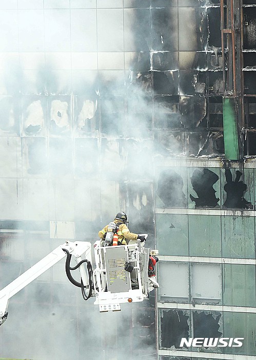 【대전=뉴시스】함형서 기자 = 8일 오후 대전 서구 둔산동 갤러리 웨딩홀 NJ 타워 공사현장에서 화재가 발생해 소방대원들이 화재를 진압하고 있다. 2016.06.08. foodwork23@newsis.com 