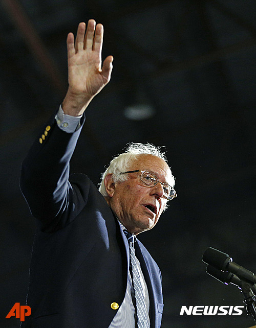【 산타모니카=AP/뉴시스】버니 샌더스 미국 민주당 대선 경선후보가 7일(현지시간) 캘리포니아주 산타모니카에서 연설 중 손을 들어올리고 있다. 2016.06.08 
