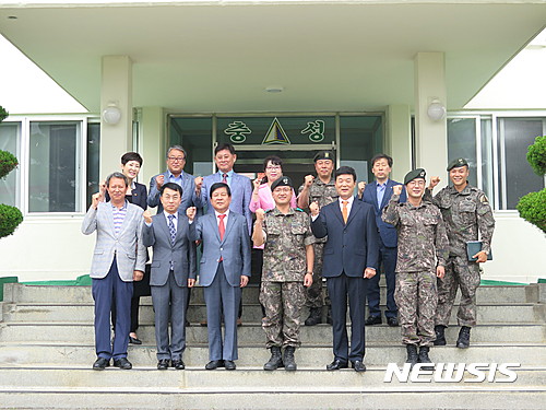 【창원=뉴시스】 홍정명 기자 = 8일 경남 창원상공회의소 최충경(앞줄 왼쪽 세 번째) 회장이 호국보훈의 달을 맞아 상의 부회장 및 임직원들과 육군 제9 탄약창을 방문해 임병관 탄약창장에 위문금을 전달한 후 기념촬영을 하고 있다.2016.06.08.(사진=창원상공회의소 제공)&nbsp; photo@newsis.com