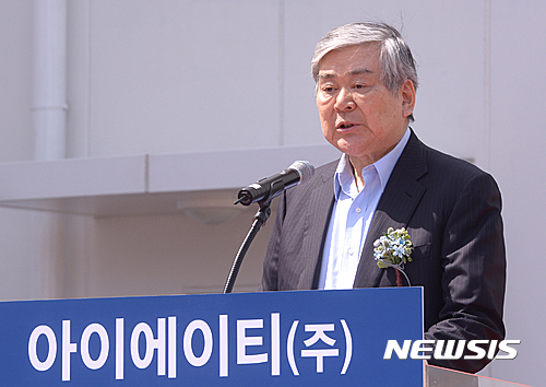 【인천=뉴시스】장세영 기자 = 대한항공 조양호 회장이 8일 인천 중구 영종도에서 열린 세계 최대 규모의 첨단 항공엔진테스트시설(ETC) 완공 기념행사에 참석해 축사를 하고 있다. 이번에 설립한 항공엔진테스트시설의 테스트 셀은 세계 최대 크기인 가로 14m, 세로 14m로 최대 15만 파운드급의 엔진까지 테스트할 수 있게 제작됐다. 현재 항공기에 장착되는 최고 추력 엔진이 B777 기종에 장착된 11만 5000파운드급임을 감안하면 향후 초대형 엔진의 테스트 및 개발이 가능할 것으로 예상된다. 2016.06.08. photothink@newsis.com