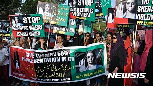  【서울=뉴시스】영국 BBC방송은 8일(현지시간) 파키스탄 경찰이 라호르 시에서 가족의 승낙을 받지 않고 결혼을 했다는 이유로 자신의 딸을 화형에 처한 어머니를 체포했다고 보도했다. 경찰은 지나트 라피크(Zeenat Rafiq)라는 젊은 여인이 침대에 묶인 채로 화형을 당했다고 발표했다. 라피크의 시신을 검시한 결과 목이 졸리는 등 고문을 당한 것으로 밝혀졌다. 라피크의 어머니 파르빈(50)은 딸의 시신이 불태워진 현장에 있었던 것으로 나타났다. <출처: BBC방송> 2016.06.08.