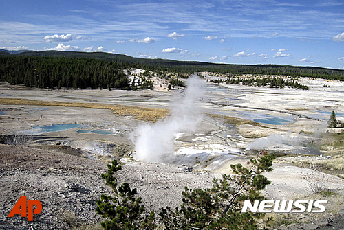 【옐로스톤 국립공원=AP/뉴시스】미국 와이오밍주 옐로스톤 국립공원내 간헐온천 지대인 노리스 분지의 머습.이곳에서 지난 7일 탐방로를 벗어났다가 발이 미끄러져 온천수에 빠진 청년의 시신이 수색하루 만에 발견돼 수습됐다. 2016.06.09 