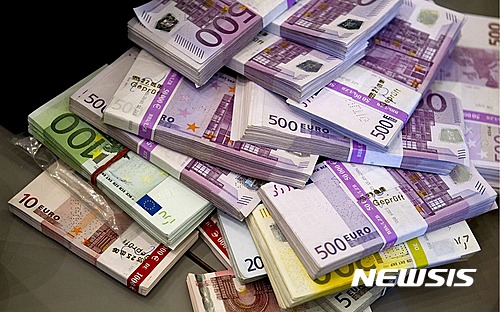 【서울=뉴시스】유럽중앙은행(ECB) 금리정책에 대해 불만을 표현해온 독일의 최대은행 코메르츠방크가 ECB에 현금을 맡겨 수수료를 무는 대신 유지·관리 비용을 들여서라도 금고에 돈을 쌓아두는 것을 고려하고 있는 것으로 알려졌다. (사진 출처 = 픽사베이) 2016.06.09
