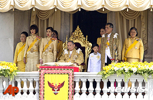 【방콕=AP/뉴시스】푸미폰 아둔야뎃 태국 국왕(가운데)이 9일로 즉위 70년을 맞아 세계 최장수 국왕 재임 기록을 세웠다. 사진은 지난 2012년 12월 5일 85세 생일을 맞아 가족과 함께 왕궁 발코니에 모습을 드러낸 국왕의 모습. 2016.06.09&nbsp; 