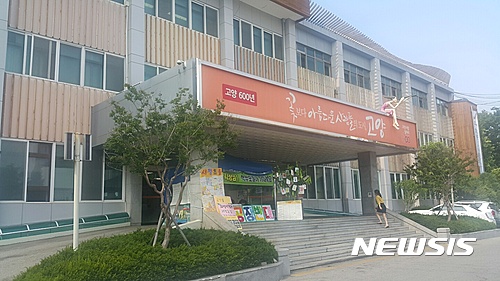 【고양=뉴시스】이경환 기자 = 9일 오전 경기 고양시청 현관에서 서정초등학교 학부모들이 방사선 발생장치 제조 공장 건축허가를 취소해 달라며 천막 노숙 농성을 한달째 이어가고 있다. 2016.06.09. lkh@newsis.com