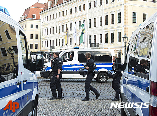 【드레스덴=AP/뉴시스】독일 드레스덴에서 9일(현지시간)부터 12일까지 부호와 정치인, 학자, 언론인들이 한자리에 모여 비공개로 세계정세를 논의하는 '빌더버그 회의'가 열린다. 사진은 회의가 열리는 건물 앞에서 경찰들이 걸어가고 있는 모습. 2016.06.10 