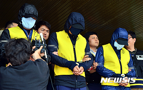 【목포=뉴시스】류형근 기자 = 전남 신안군의 한 관사에서 여교사를 성폭행 한 혐의(강간 등 치상)로 구속된 피의자들이 지난 2016년 6월10일 오후 전남 목포시 용해동 목포경찰서에서 검찰로 송치되고 있다. 2016.06.10. hgryu77@newsis.com