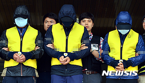 【목포=뉴시스】류형근 기자 = 전남의 한 섬 관사에서 여교사를 성폭행 한 혐의 등으로 구속된 학부모들이 지난 2016년 6월10일 오후 전남 목포시 용해동 목포경찰서에서 검찰로 송치되고 있다. 2016.06.10. hgryu77@newsis.com