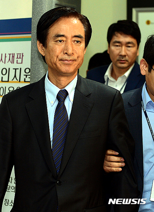 【서울=뉴시스】조성봉 기자 = 가습기 살균제를 기획, 판매한 혐의를 받고 있는 노병용(현 롯데물산 대표, 왼쪽) 전 롯데마트&nbsp; 대표가 영장실질심사를 마치고 10일 오후 서울 서초구 서울중앙지방법원에서 나서고 있다. 노 전 대표는 2004년부터 롯데마트 영업본부 본부장으로 근무했고 2010년에는 이 회사의 대표를 맡았다. 2016.06.10.suncho21@newsis.com