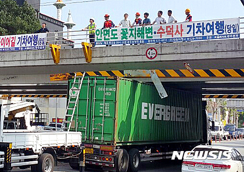 【광주=뉴시스】신대희 기자 = 10일 오후 1시29분께 광주 북구 신안동 광주역 인근 철길 육교 지지대(철구조물)에 트레일러 차량 화물칸이 끼이는 사고가 발생, 행정당국이 복구 작업을 벌이고 있다. 2016.06.10. (사진=독자 제공)   photo@newsis.com 