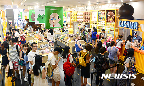 【서울=뉴시스】권현구 기자 = 네이버가 종속회사 라인이 도쿄증권거래소와 뉴욕증권거래소에 상장한다고 공시한 10일 오후 서울 중구 라인프렌즈 플래그십 스토어 명동역점이 관광객들로 붐비고 있다. 2016.06.10.&nbsp; stoweon@newsis.com
