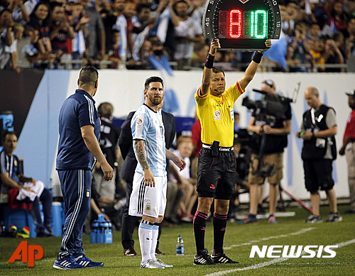Argentina's Lionel Messi waits to substitute Augusto Fernandez during a Copa America Centenario group D soccer match against Panama at Soldier Field Friday, June 10, 2016, in Chicago. (AP Photo/Charles Rex Arbogast)
