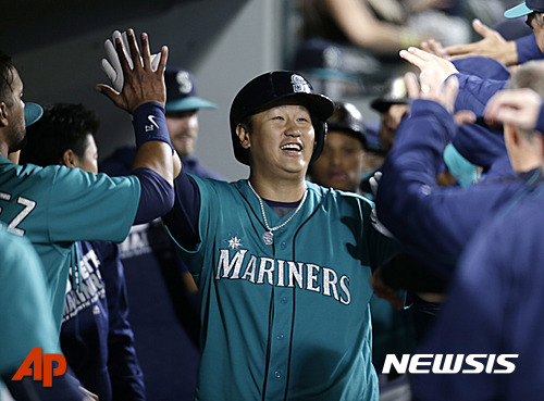 【시애틀(미국)=AP/뉴시스】이대호(34·시애틀 매리너스)는 11일(한국시간) 미국 워싱턴주 시애틀 세이프코필드에서 열린 2016 메이저리그(MLB) 텍사스 레인저스와의 경기에 1루수 겸 5번타자로 선발 출전해 연타석 홈런을 쏘아 올렸다. 사진은 이대호가 1-1으로 비기고 있는 4회 무사 1, 2루에 3점 홈런을 때린 뒤 팀원들의 축하를 받고 있는 모습. 2016.06.11