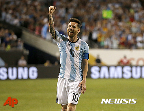 Argentina's Lionel Messi (10) celebrates after scoring a goal against Panama during a Copa America Centenario group D soccer match Friday, June 10, 2016, in Chicago. (AP Photo/Charles Rex Arbogast)