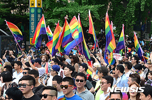 [서울=뉴시스]권현구 기자 = 지난 2016년 6월11일 오후 서울 중구 시청앞 서울광장에서 열린 퀴어문화축제 참가자들이 을지로 방면으로 행진하고 있다. 2016.06.11. stoweon@newsis.com