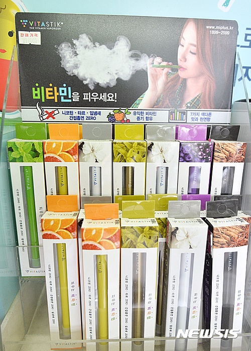 【서울=뉴시스】고승민 기자 = 일명 '피우는 비타민'으로 알려진 '비타스틱'이 안전성과 인체 부작용에 입증된 바가 없음에도 청소년들 사이에서 급속도로 유행해 보건당국이 골머리를 앓고 있다.오렌지, 블루베리 등 갖가지 향이 첨가된 비타민을 수증기 형태로 흡입할 수 있도록 만든 스틱 모양 제품인 '비타스틱'은 현재 '의약외품'이 아닌 '공산품'으로 분류돼 있어 청소년들이 소셜커머스 업체나 약국에서 쉽게 구입해 흡입하고 있는 것으로 알려졌다.10월까지 비타스틱 국내 총판에 제품 성분과 안전성 등 입증 자료를 제출하라고 요구한 식품의약품안전처는 비타스틱이 검증을 통과하지 못하면 청소년 유해물건으로 결정해 유통을 제한할 방침이다. 사진은 12일 오전 서울의 한 약국에 진열된 비타스틱 모습. 2016.06.12. kkssmm99@newsis.com