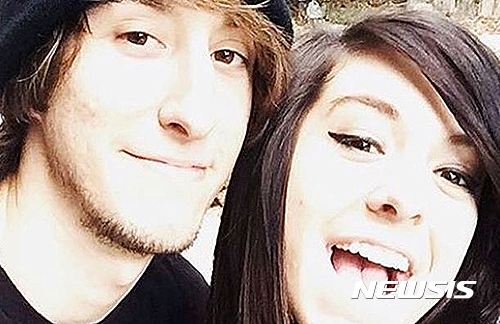 【서울=뉴시스】미국 플로리다주 올랜도에서 지난 10일밤 공연을 마치고 나오다가 팬에게 사인을 해주던 중 한 남성이 쏜 총에 맞아 사망한 가수 크리스티나 그리미와 오빠 마커스의 모습.범인은 현장에서 총으로 자살했다.&nbsp; <사진출처: 세렙버즈> 2016.06.12&nbsp;&nbsp; 