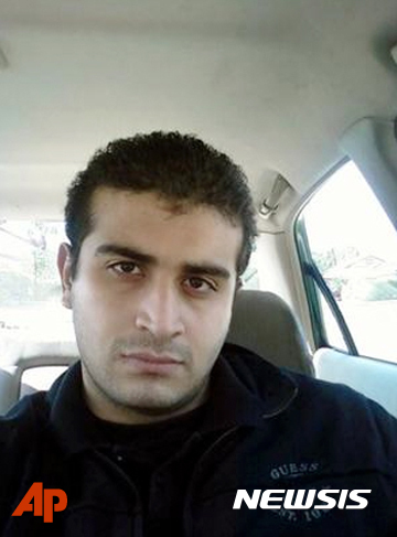 【AP/뉴시스】미국 플로리다주 올랜도 나이트클럽에서 12일(현지시간) 총기를 난사해 최소 50명의 목숨을 앗아간 범인 오마르 마틴이 마이스페이스에 올린 자신의 사진. 2016.06.13&nbsp; 