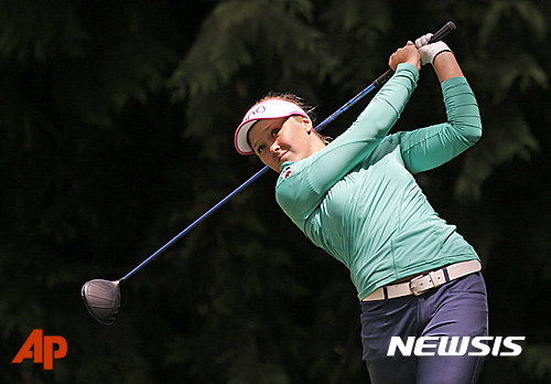 Brooke Henderson tees off on the fourth hole in the final round at the Women's PGA Championship golf tournament at Sahalee Country Club on Sunday, June 12, 2016, in Sammamish, Wash. (AP Photo/Elaine Thompson)