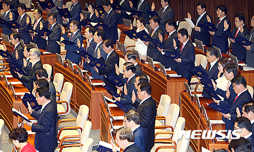 【서울=뉴시스】조수정 기자 = 13일 오전 국회 본회의장에서 열린 제20대 국회 개원식에서 의원들이 선서하고 있다. 2016.06.13.&nbsp; photo@newsis.com