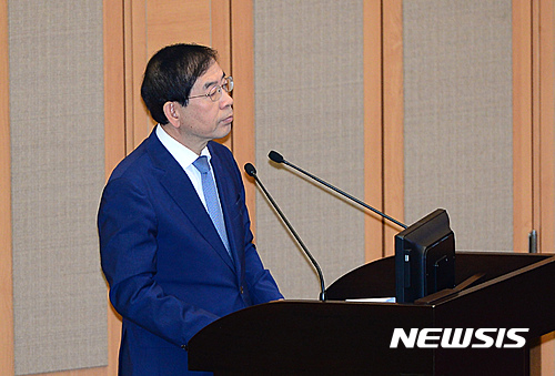 【서울=뉴시스】임태훈 기자 = 13일 오전 서울 세종로 서울시의회 본회의장에서 열린 제268회 정례회 제2차 본회의에서 박원순 서울시장이 박진형 시의원의 시정질문을 듣고 있다.&nbsp; 시의회 교통위원회는 15일까지 이뤄지는 시정질문에서는 박 시장을 상대로 구의역 사고 책임을 따지는 한편 시가 내놓은 재발방지대책의 실효성 등을 집중 질의 할 예정이다. 2016.06.13.&nbsp; taehoonlim@newsis.com