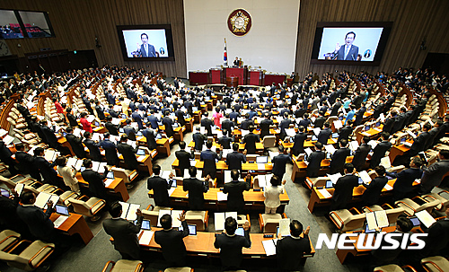 【서울=뉴시스】조수정 기자 =  13일 오전 국회 본회의장에서 열린 20대 국회 개원식에서 의원들이 선서를 하고 있다. 2016.06.13. photo@newsis.com