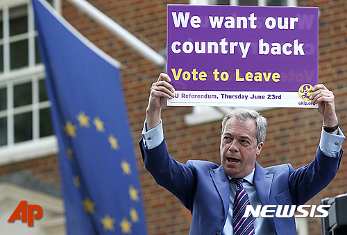 【런던=AP/뉴시스】영국의 유럽연합(EU)회원국 자격 유지 여부를 결정하는 국민투표가 13일(현지시간)로 꼭 열흘 앞으로 다가왔다. 사진은 지난 5월 20일 극우정당 '영국독립당'의 나이절 파라지 당수가 "우리 나라를 되돌려받고 싶다"고 쓴 팻말을 들고 EU탈퇴 지지 시위를 벌이고 있는 모습. 2016.06.13&nbsp; 