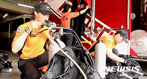 【서울=뉴시스】서울 종로소방서에서 119 소방대원이 여름철 수난구조를 위한 수중장비 점검을 하고 있다. (사진= 뉴시스 DB)