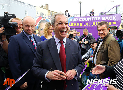 【켄트=AP/뉴시스】니겔 파라지 영국 독립당 대표가 2026년 6월13일 켄트에서 영국의 유럽연합(EU) 탈퇴 (브렉시트)를 위한 유세를 펴고 있는 모습. (AP자료사진). 2024.06.05. 
