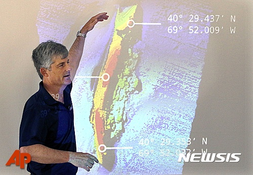 【보스턴=AP/뉴시스】 60년전에 대서양에서 침몰해 46명이 사망한 이탈리아 여객선 안드레아 도리아호의 인양을 위해 13일(현지시간) 보스턴에서 해저 음파사진을 설명하고 있는 오션게이트사의 스톡턴 러시 최고경영자(CEO). 이 배는 전에 촬영한 음파사진에 비해 현재는 뱃머리가 떨어져 나가는등 훨씬 열악한 상태로 알려졌다. 2016.06.14&nbsp;&nbsp; 