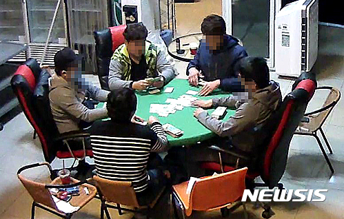 【대구=뉴시스】박준 기자 = 아프리카 TV의 유명 리니지 BJ A씨가 유저들을 상대로 게임 캐릭터 등을 갖기 위해 불법 사기도박 등을 했다는 의혹이 제기됐다. 또한 A씨는 자신의 방송 유저로부터 게임 아이템을 팔기로 하고 돈만 받은 채 아이템을 주지 않아 먹튀(?) 논란도 함께 일고 있다. 사진은 사기도박 당시 찍힌 폐쇄회로(CC)TV의 화면 캡쳐 모습이다. 2016.06.14  june@newsis.com 