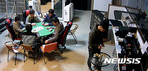 【대구=뉴시스】박준 기자 = 아프리카 TV의 유명 리니지 BJ A씨가 유저들을 상대로 게임 캐릭터 등을 갖기 위해 불법 사기도박 등을 했다는 의혹이 제기됐다. 또한 A씨는 자신의 방송 유저로부터 게임 아이템을 팔기로 하고 돈만 받은 채 아이템을 주지 않아 먹튀(?) 논란도 함께 일고 있다. 사진은 사기도박 당시 찍힌 폐쇄회로(CC)TV의 화면 캡쳐 모습이다. 2016.06.14  june@newsis.com 