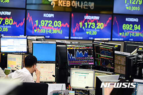【서울=뉴시스】임태훈 기자 = 브렉시트(Brexit, 영국의 유럽연합 이탈) 등 대외 불확실성 영향으로 코스피 지수가 전 거래일 대비 7.03포인트(0.36%) 내린 1972.03으로, 코스닥 지수가 전 거래일 대비 2.67포인트(0.38%) 내린 692.95로 장을 마감한 14일 오후 서울 중구 명동 KEB하나은행 딜링룸에서 딜러들이 업무를 보고 있다. 2016.06.14.&nbsp; taehoonlim@newsis.com