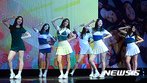 【서울=뉴시스】조성봉 기자 = 걸그룹 다이아(DIA)가 14일 오후 서울 마포구 합정동 메세나폴리스 롯데카드아트센터에서 열린 두 번째 앨범 '해피엔딩' 발매기념 쇼케이스에서 멋진 무대를 선보이고 있다. 2016.06.14. suncho21@newsis.com 