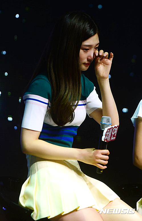 【서울=뉴시스】조성봉 기자 = 걸그룹 다이아(DIA)의 멤버 채연이 14일 오후 서울 마포구 합정동 메세나폴리스 롯데카드아트센터에서 열린 두 번째 앨범 '해피엔딩' 발매기념 쇼케이스에서 눈물을 훔치고 있다. 2016.06.14. suncho21@newsis.com