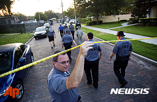 【올랜도=AP/뉴시스】미 올랜도에서 14일 경찰관들이 총기 난사 현장인 나이트클럽 쪽으로 가고 있다. 2016. 6. 14.&nbsp;&nbsp; 