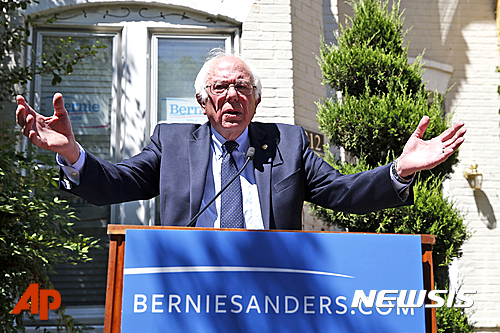 【워싱턴=AP/뉴시스】미국 민주당 대선 경선 주자 버니 샌더스 상원의원(버몬트)이 14일(현지시간) 워싱턴D.C의 선거캠프 본부 밖에서 기자회견을 하고 있다. 2016.6.15. 