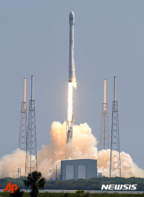 【케이프 커내버럴=AP/뉴시스】미국 플로리다주 케이프 커내버럴 공군기지에서 15일(현지시간) 상업 인공위성들을 탑재한 팰컨 9 로켓이 발사되고 있다. 팰컨 9은 민간우주개발사 스페이스X의 로켓이다. 2016.06.16&nbsp; 