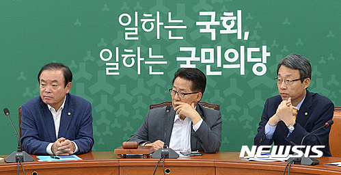 【서울=뉴시스】조수정 기자 = 박지원 국민의당 원내대표와 김성식(오른쪽) 정책위의장, 장병완(왼쪽) 국회 산자위원장이 16일 오전 서울 여의도 국회에서 열린 원내정책회의에서 생각에 잠겨 있다. 2016.06.16.&nbsp;&nbsp; chocrystal@newsis.com