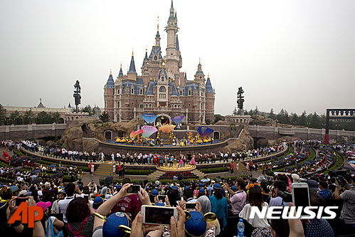 【상하이=AP/뉴시스】중국 최초로 16일 문을 연 상하이 디즈니랜드에서 입장객들이 개막식 사진을 찍고 있다. 2016.06.16